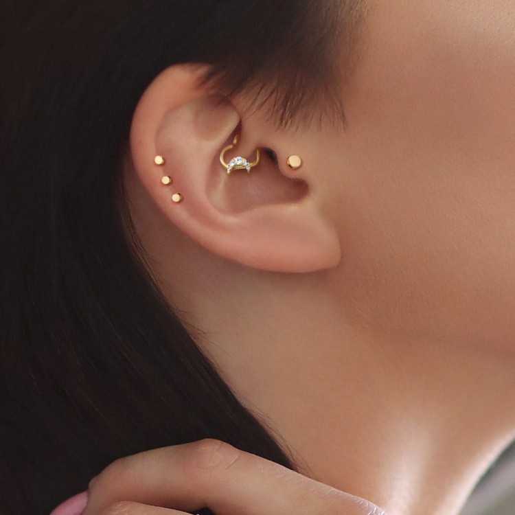 Kolczyk do chrząstki usznej Daith serce piercing studio olsztyn