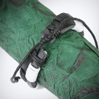 skórzana bransoletka, modna bransoletka, graficzny design, stylowe akcesoria,