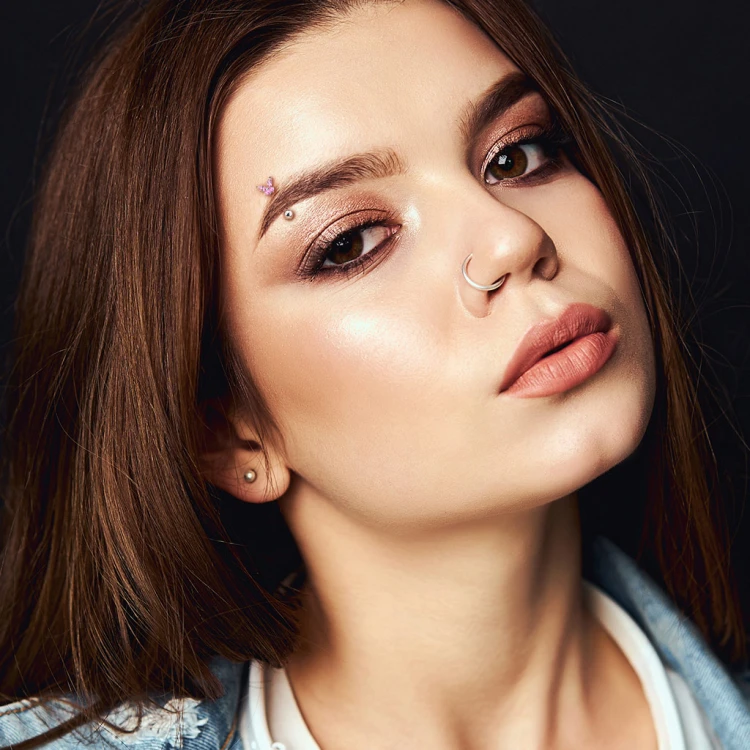 Kolczyk do brwi / ucha (daith, helix) z motylkiem