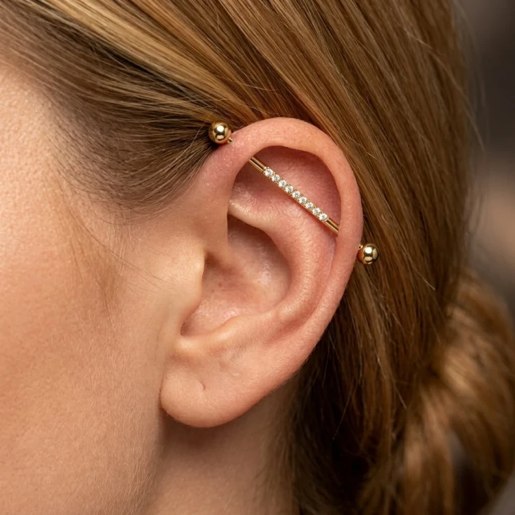 Lsniacy-Tytanowy-industrial-z-cyrkoniami-do-ucha-piercing.webp