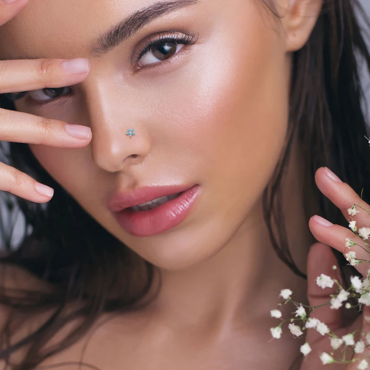 Kolczyk serce w nosie piercing nostril