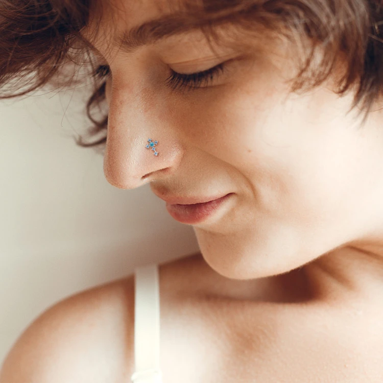 Kolczyk serce w nosie piercing nostril