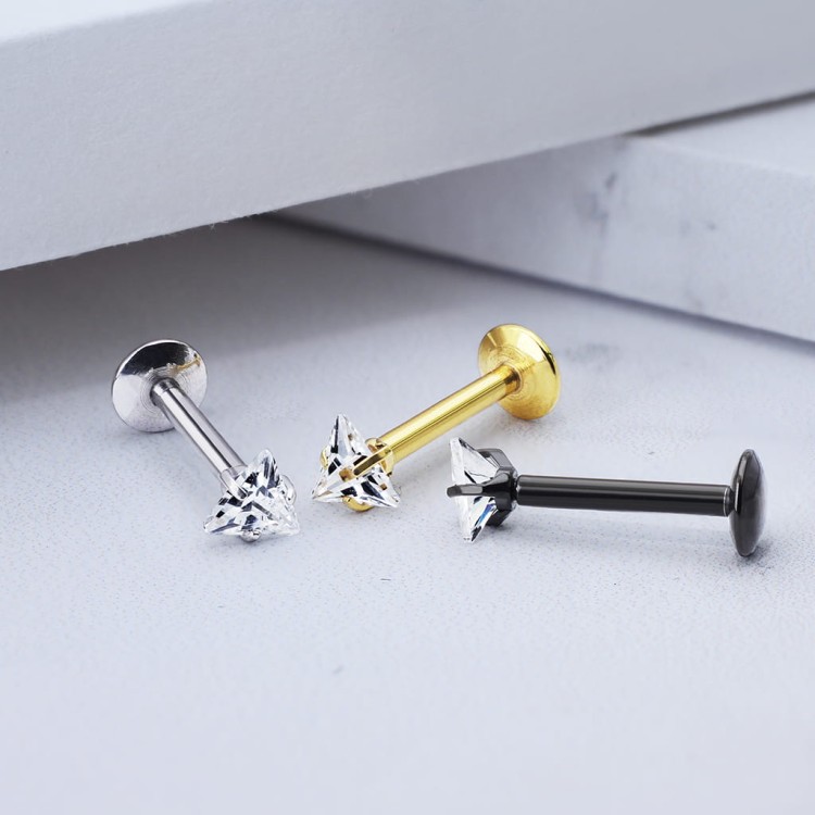 złoty kolczyk w wardze helix rook conch tragus w uchu piercing przekłuwanie olsztyn