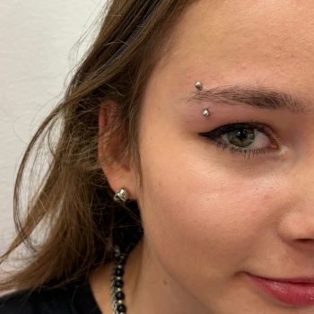 przebijanie-piercing-brwi-olsztyn-salon